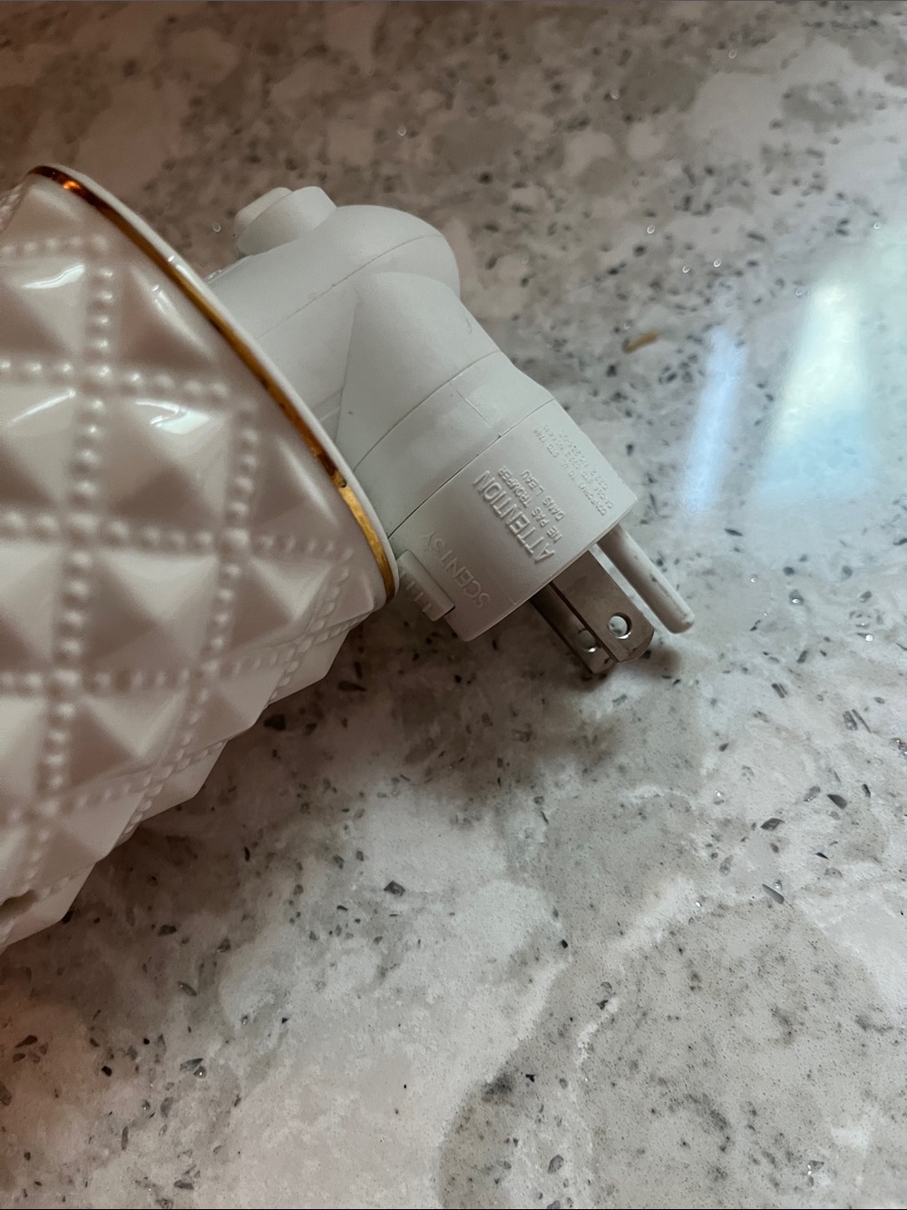 Scentsy: White Quilted Ceramic Plug-In Wax Warmer with Gold Trim - Picture 4 of 4